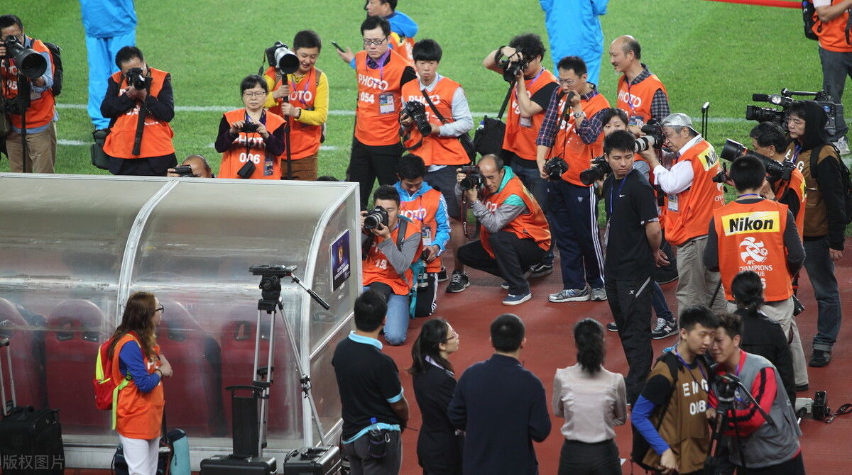 |中国足球凄惨，韩国媒体看笑话！郑智兼任教练，被指是落败的迹象