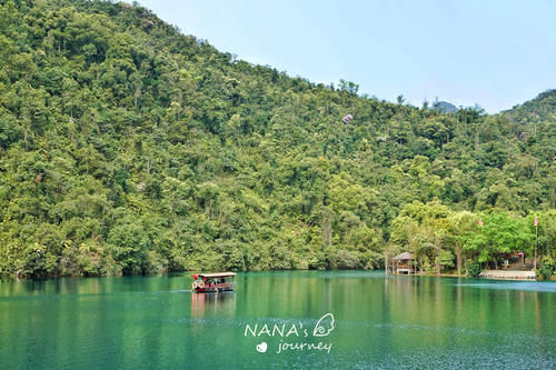 岭南四大名山之一，风景秀丽，顶有一湖终年翠绿如宝石