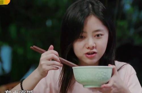 黄磊做的饭真好吃吗谭松韵吃的方式说明一切,有没有剧本很明显