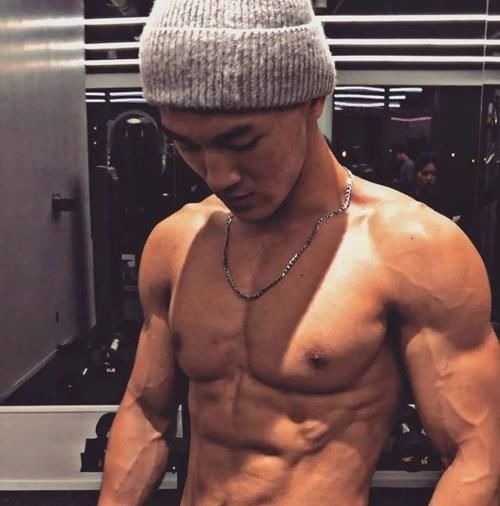 杠铃|家里贴满施瓦辛格海报，180cm小伙蜕变肌肉型男，8块腹肌太撩人