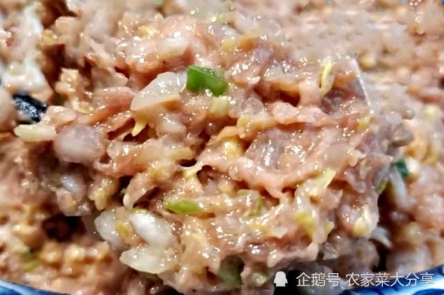  白菜|冬天吃饺子，白菜馅这样调才好吃，白菜不出水，馅料鲜美又好吃