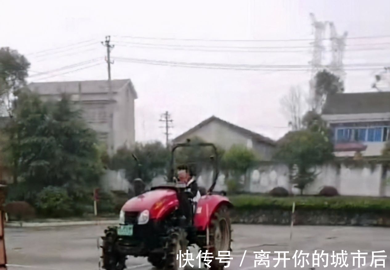 张艺兴|张艺兴考拖拉机驾照，在为《向往的生活》做准备吗？看起来好认真