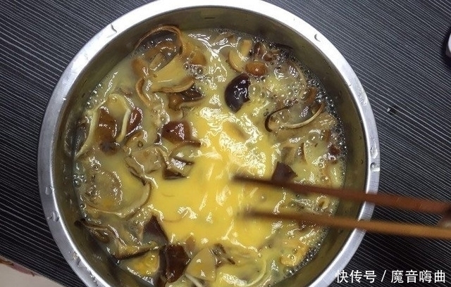 鸡蛋别再炒了，试试加它一起蒸，上桌筷子都停不下来！