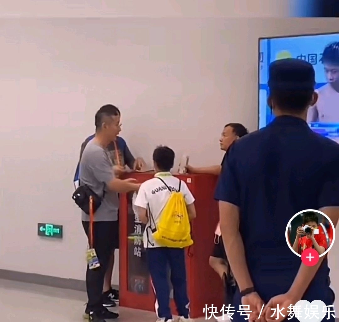 全红婵|教练跟人聊天全红婵一旁听着!红姐听得无聊,背着小黄书包走神了