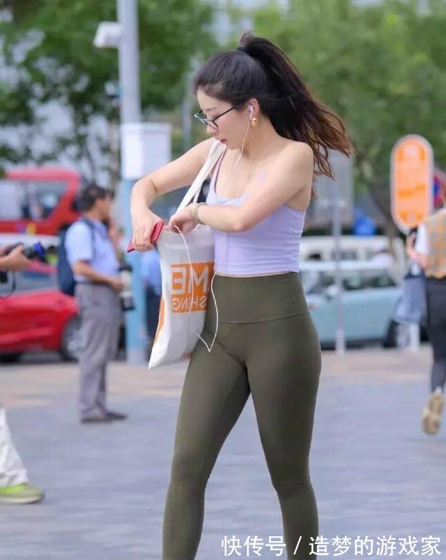 小姐姐 打底裤打造街头美感,突显美丽曲线,时尚魅力无法挡!