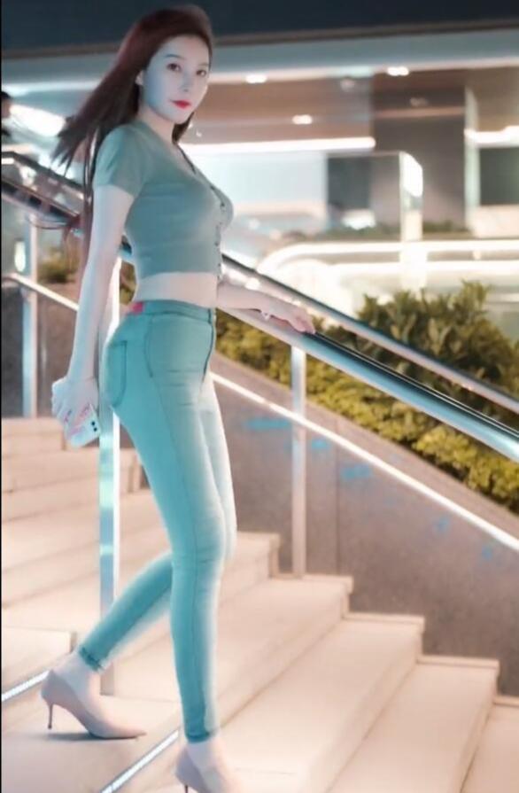 t恤|美女街拍:浅绿色套装衣,简约大方,女人味十足