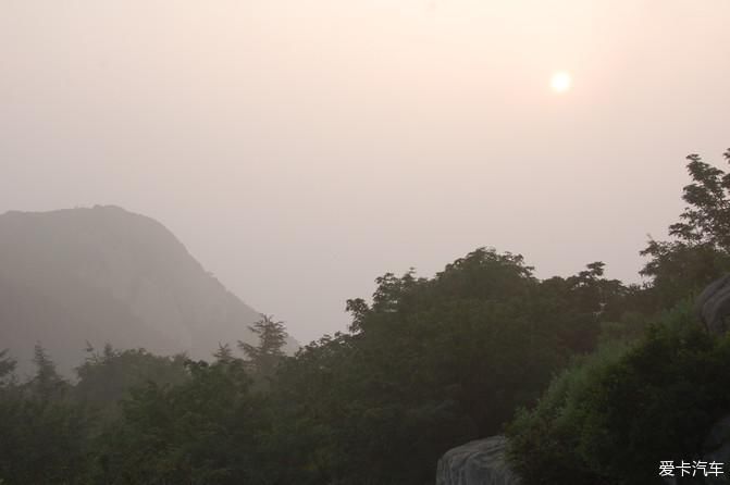 登泰山，住云巢。