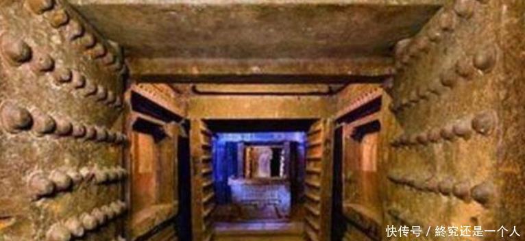 衣服|专家清理乾隆墓,墓中躺着一名神秘女性,一件衣服揭开了其身份!