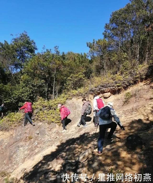 仙游石剑山，山顶一巨石形似利剑，有点霸气