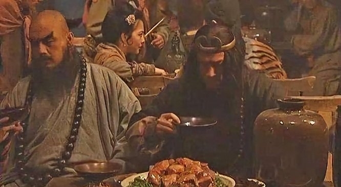 吃完饭|为什么古人吃完饭扔下银子就走,就不怕多给吗,小二也不数银子?