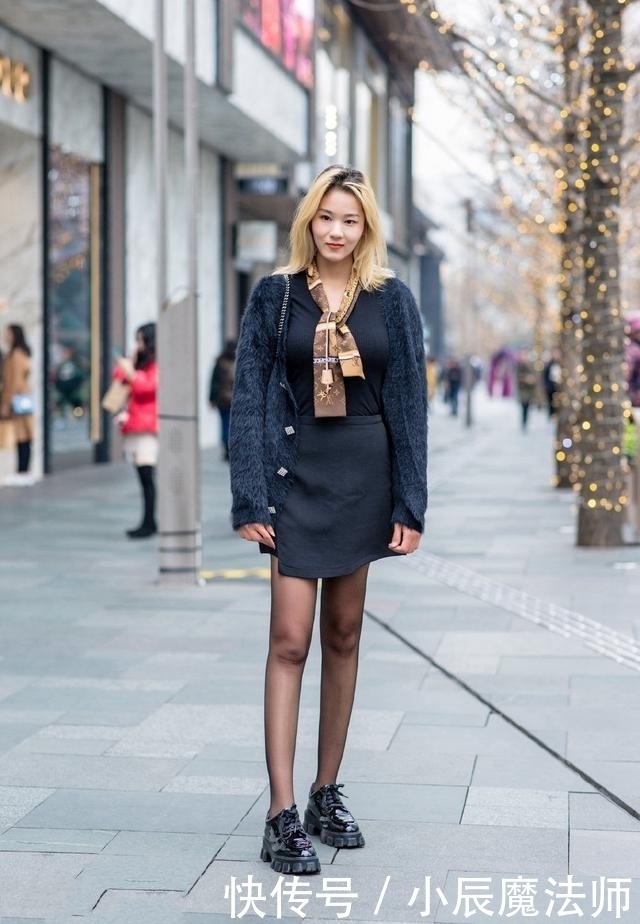 路人街拍,配上一双粉色运动鞋,显得个性减龄