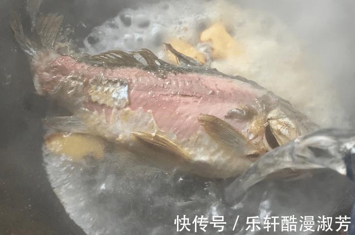 鲫鱼汤|家常鲫鱼豆腐汤的做法，简单快手，营养丰富，家人都爱吃