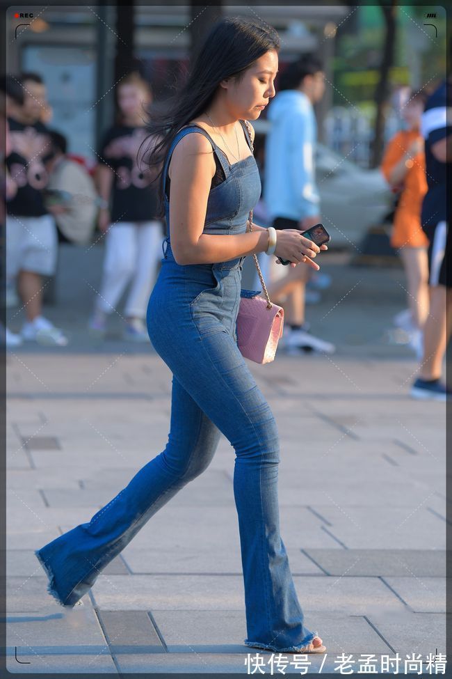 小蛮腰 街拍美女:牛仔连体裤,洋气时髦百搭,轻松解决你不会搭配的问题
