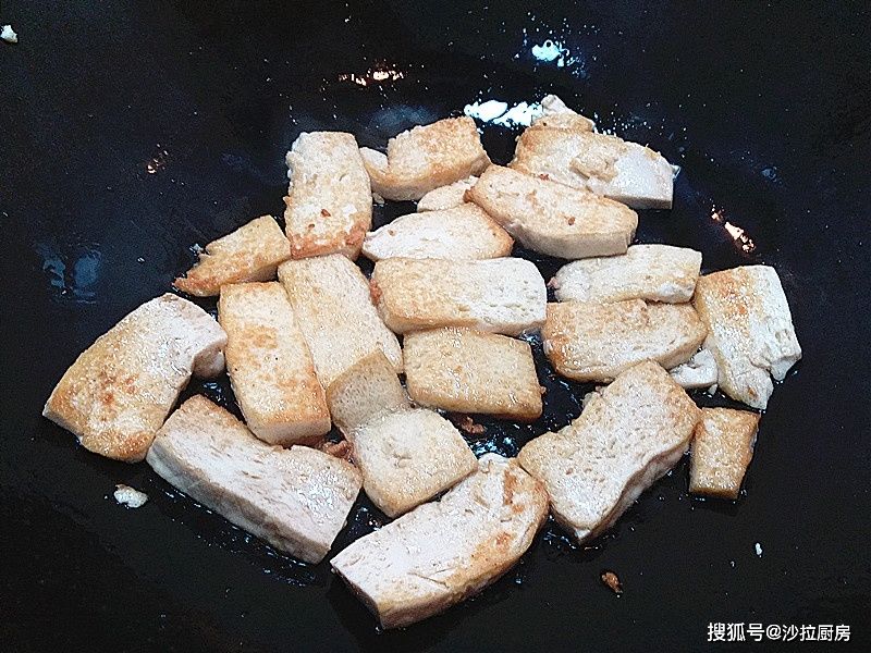 1元豆腐，1个茄子，不放肉比肉还好吃，用汤汁拌饭好吃惨了