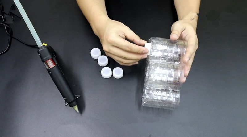 热熔胶枪|5个塑料瓶粘贴在一起,放在厨房里,谁进了厨房都夸好