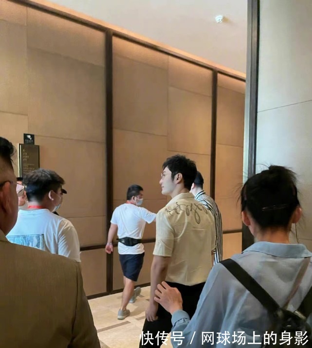 综艺节目|《中餐厅》正式开录,姚安娜丁真黄晓明等人现身,碰撞出别样火花!