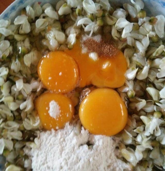 农村槐树开红花，花瓣真漂亮，能食用吗？听听专家怎么说