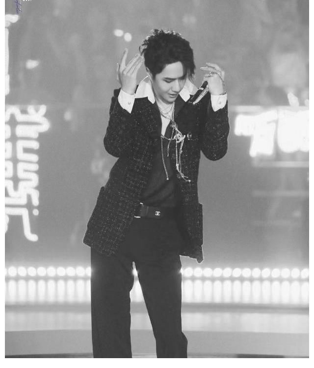 家族|王一博“綠色環(huán)保”家族演唱會(huì)，一曲《無(wú)感》扭到你心里了沒(méi)？