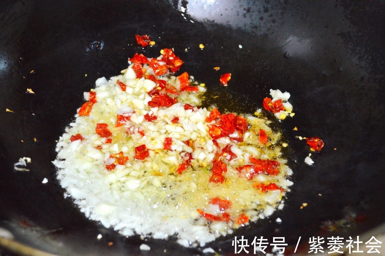 下饭|豆角口感清脆，搭配蒜末清炒，特别下饭