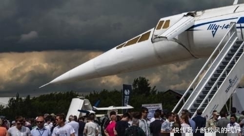 进气道 这款大飞机比战斗机飞的还快,起落架都是钛合金打造,机轮采用四重钢盘刹