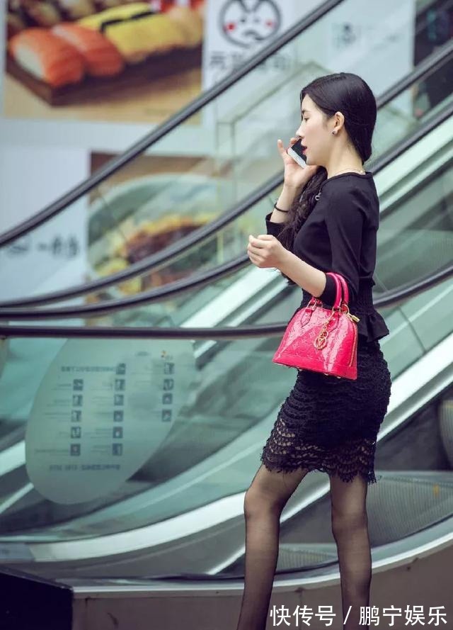 小姐姐 美女脚上踩着一双一字带的透明高跟凉鞋,让她看上去更加的有魅力