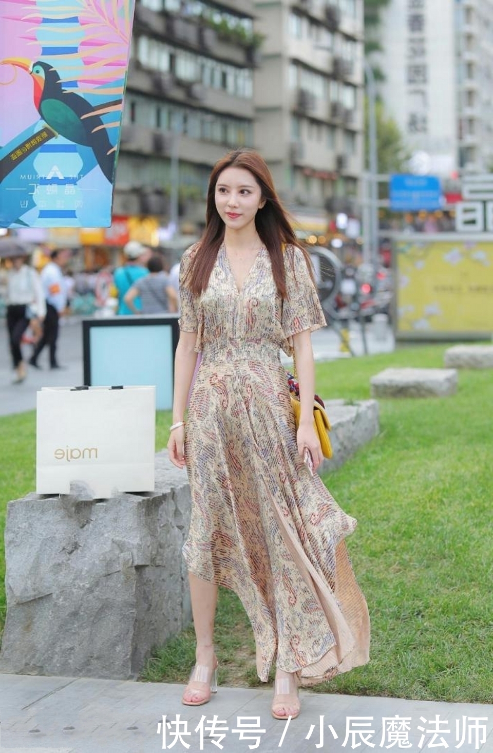 路人街拍,姑娘穿白色丝质长裙,好身材展现的一览无余