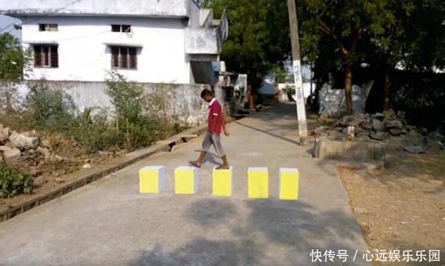 18岁小伙在家乡路上画了一幅画，过路的司机们，都不敢开车了！