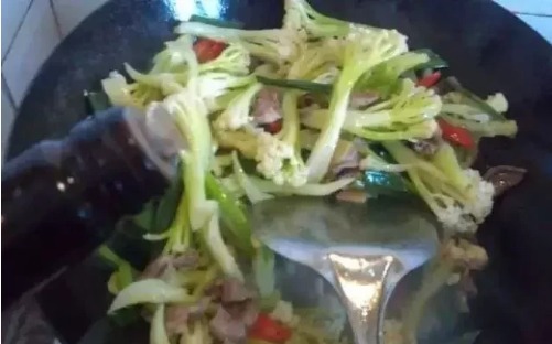 炒花菜时,万万别直接下油锅!多加“1步”,花菜又香又脆