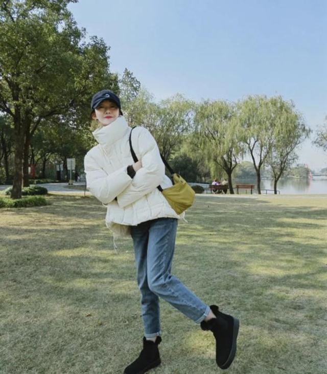 臃肿 “羽绒服+九分裤”=今年秋冬最时髦穿搭,显高显瘦,明星都在穿