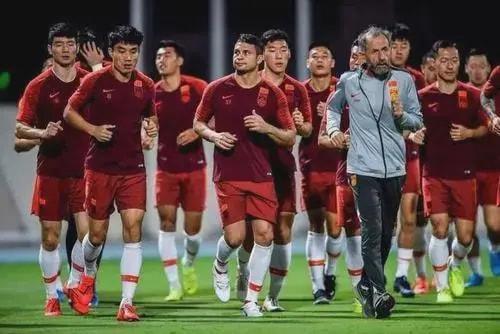 一地鸡毛|深夜1点！上海媒体曝出争议猛料：中国足球成大笑话，球迷骂声一片
