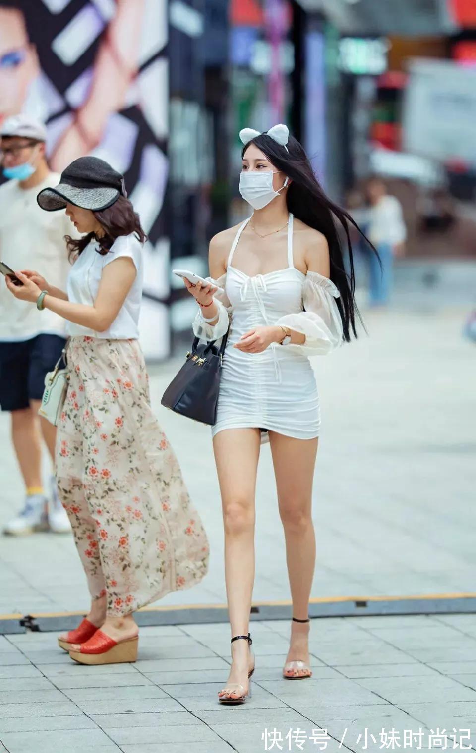 美女 时尚街拍:走路带风的美女,白晳的肤色很亮眼