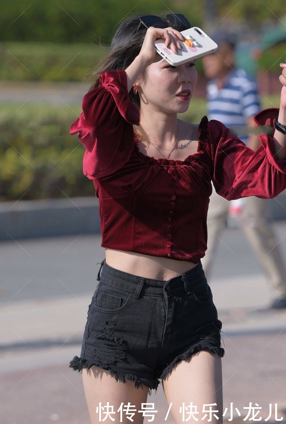 短裤|热情似火的小姐姐,红色丝绒上衣搭短裤,婉约大气,凸显高雅气质