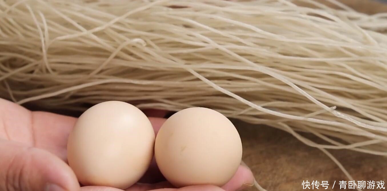 粉丝里打入2个鸡蛋,外酥里嫩又筋道,没想到这么好吃