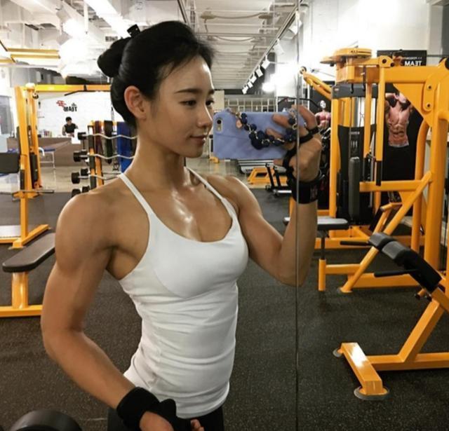 儿子|90后宝妈穿“短裙”接孩子,6岁儿子失控大哭:你能不能换条裙子