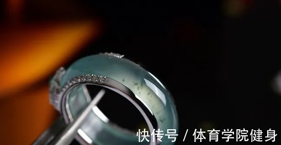 翡翠戒指 爱美的女生想购买首饰的话,就购买翡翠戒指,绝对不会后悔!