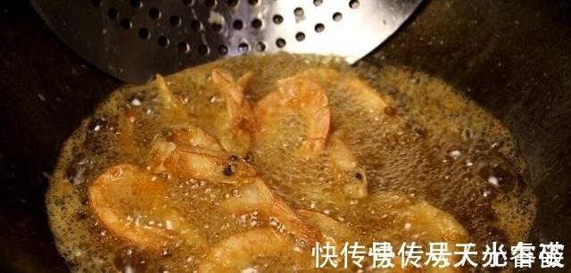 虾皮虾|炸大虾，有人用面粉有人直接炸？都不对！教你正确做法，酥脆解馋