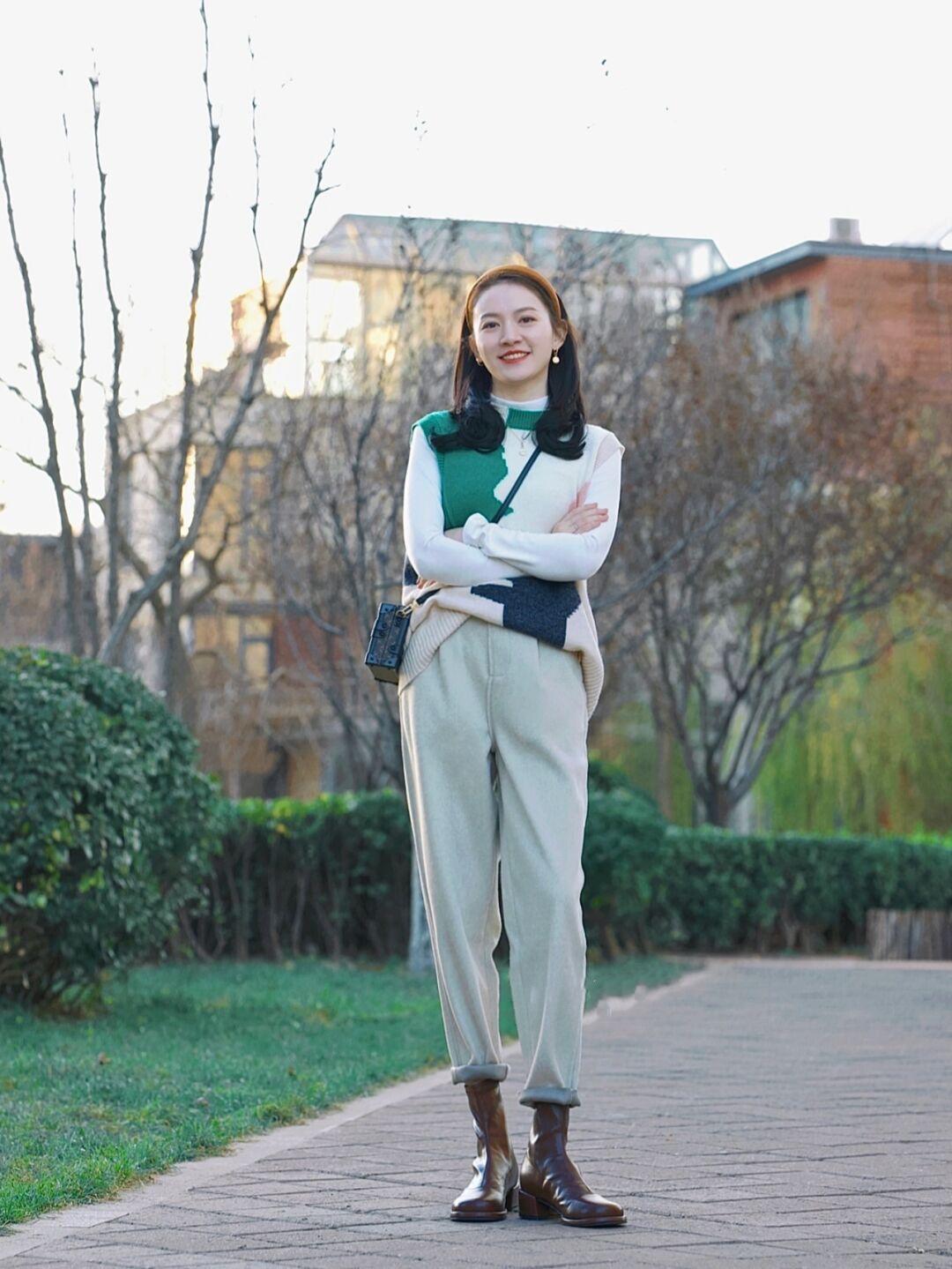 搭配 看了这位姐姐的搭配,才知道“毛衣”的时尚,基础款穿出高级感