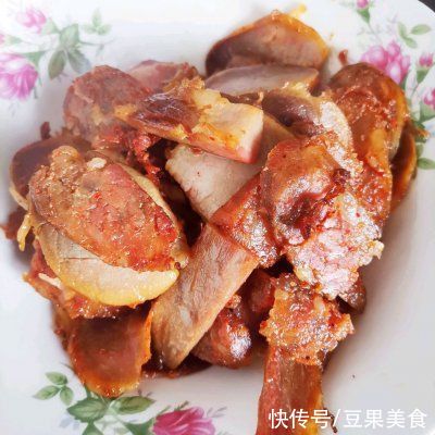  正宗四川特色—腊肉炒蒜薹做法，最关键的是一学就会