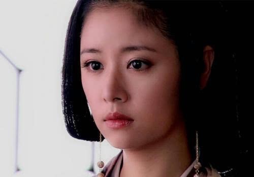 入宫|父亲钓鱼坠河身亡，被迫入宫当宫女，因太监的失误，成为传奇皇后