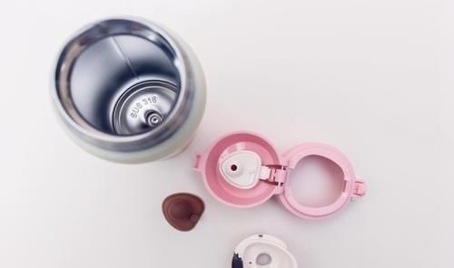 三无产品|保温杯成夺命杯,倒出的热水变毒水,家长速查家里有的赶紧丢掉