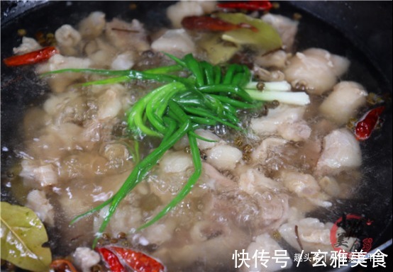 炖牛腩切记别直接焯水,看20年大厨的做法,肉质软烂,汤汁鲜美