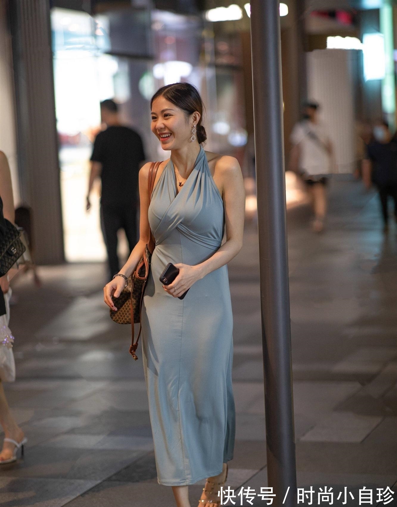 连衣裙|浅蓝色丝滑绸缎挂脖连衣裙,落落大方,时尚又显气质优雅