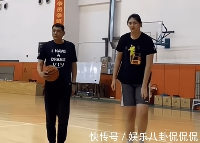 身高|2米3女姚明现身山东男篮训练场 网友:陶汉林与她比就是小鱼儿