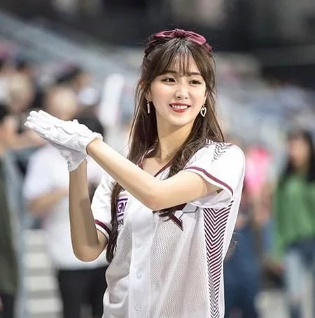 她是韩国棒球界女神，甜美面庞魔鬼身材，拉拉队员照样爆红