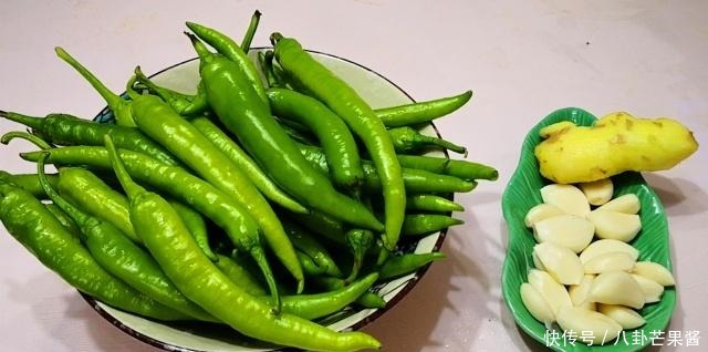 腌辣椒时,不要先加盐,多加1步,辣椒爽脆更入味,放半年不会坏!