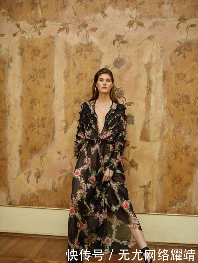 碎花|“百褶裙”不受宠了,今年开始流行“奶奶裙”,青春减龄有气质