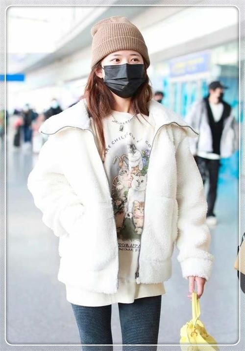 羊羔毛＋高领衫＋衬衣＝2021秋冬高阶穿搭