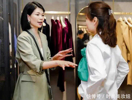 “丑模”吕燕真有国际范,穿西装套裙配运动鞋好洋气,气场绝了