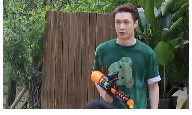 画面|张艺兴录《向往》被水枪冲到脱妆，画面超欢乐