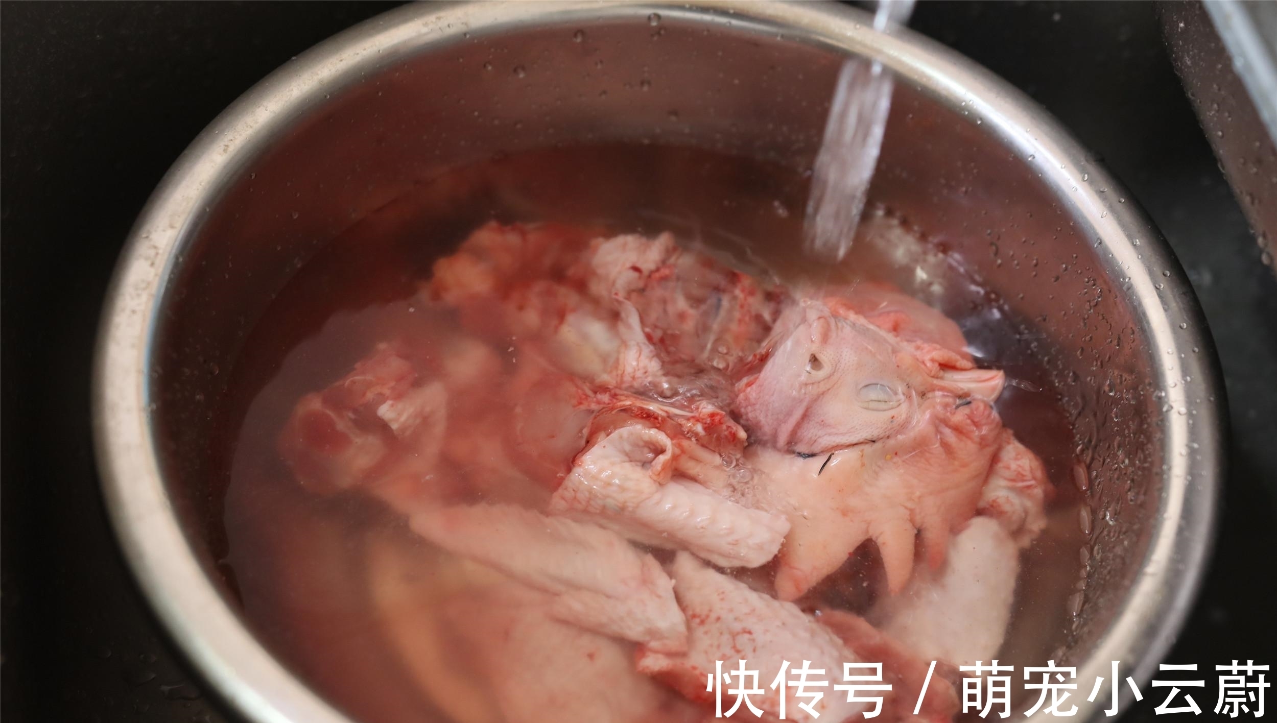 做黄焖鸡,土豆香菇别乱加,记住加“3酱”,鸡肉香,汤浓郁下饭